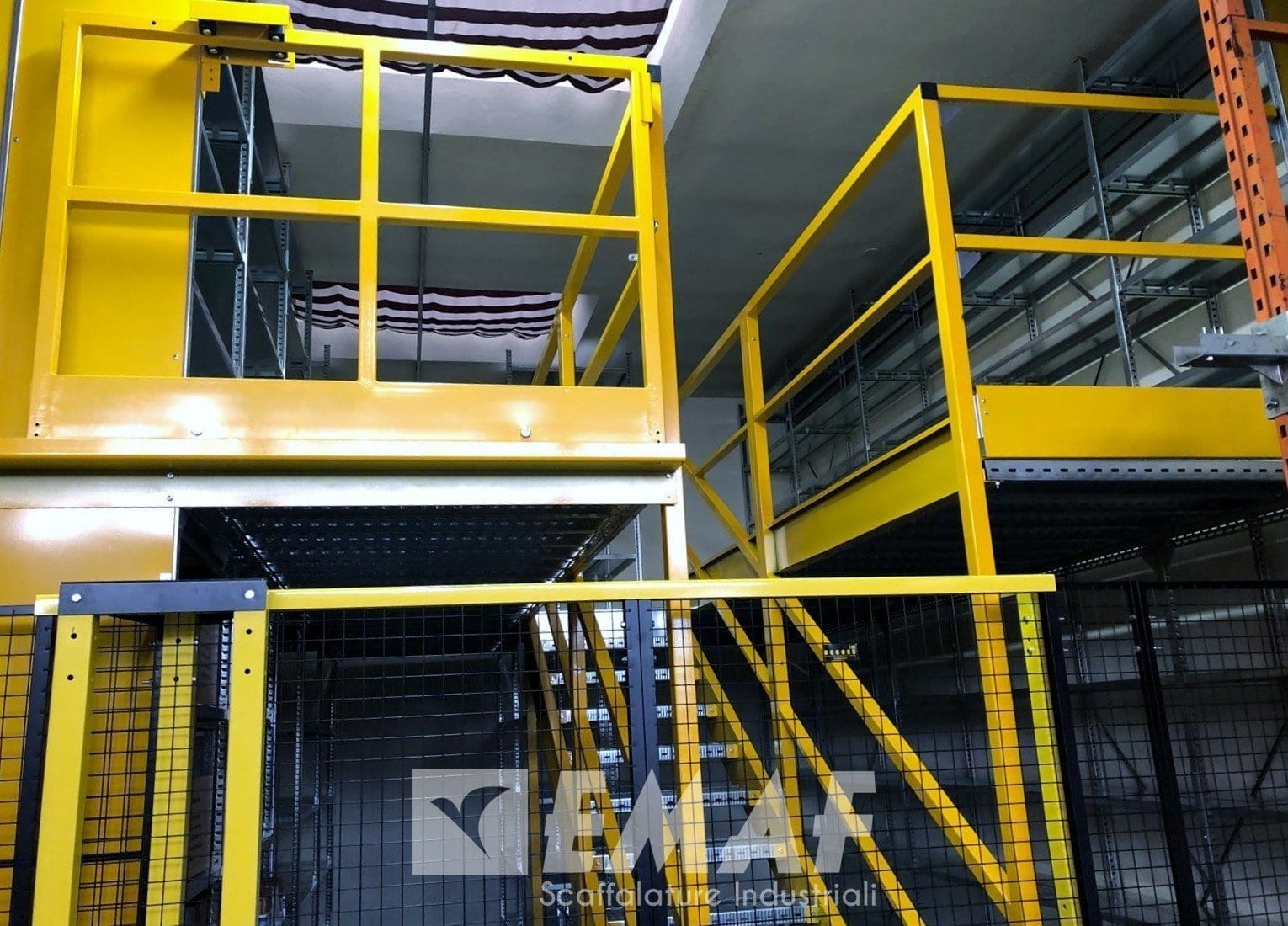 Featured image for “Scaffalatura leggera metallica a due piani con barriere di protezione”